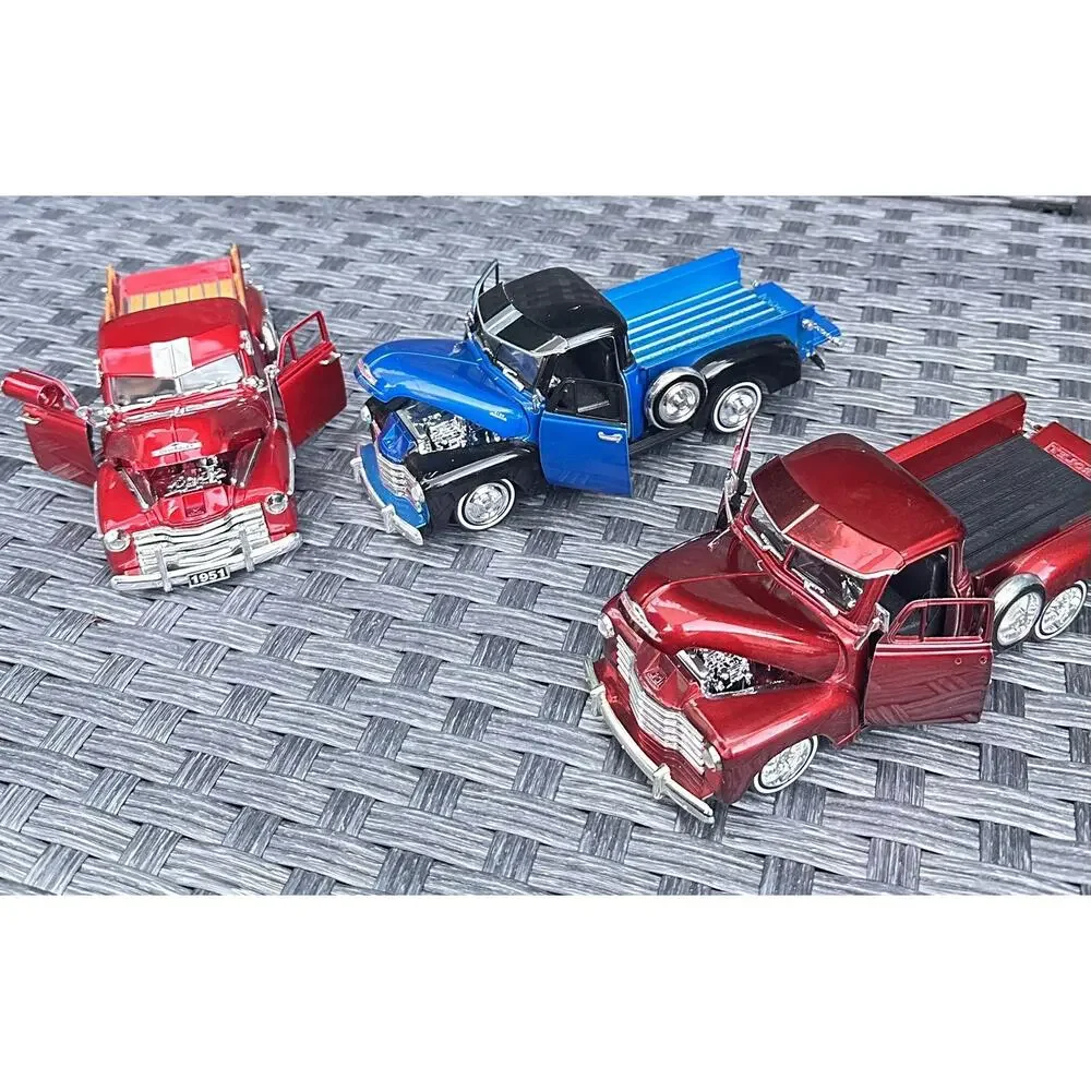 A50 Lot of 3 Diecast 1947-53 Chevrolet Pickup Trucks 1:24 Scale Classic Vintage